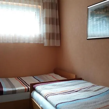 Von Wiegen, Apartamento