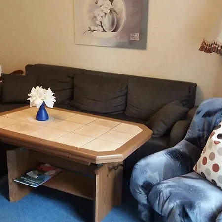 Von Wiegen, Apartment *