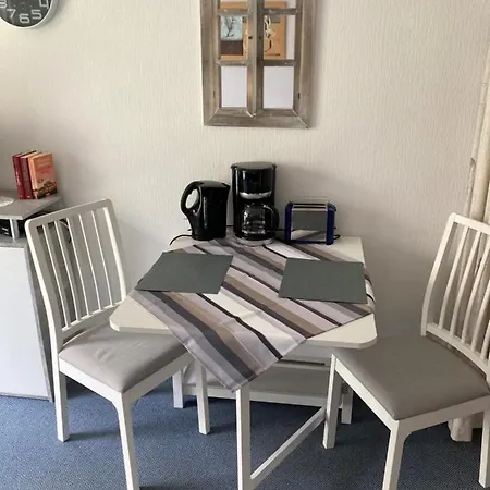 Von Wiegen, Apartment *